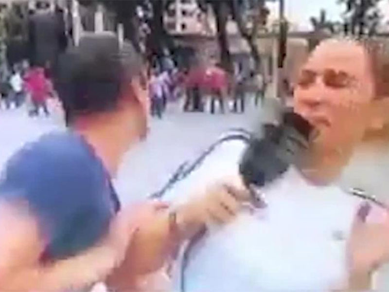 بالفيديو: مشجع يتحرش بمذيعة إسبانية في المونديال!